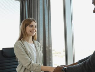 How to Make a Good First Impression at an Interview